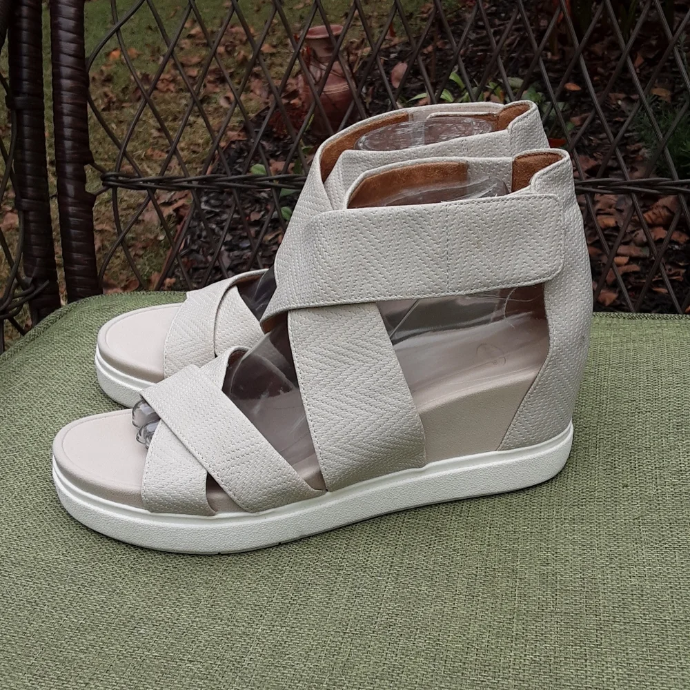 Dr. Scholl's Skips Platform Sandal.